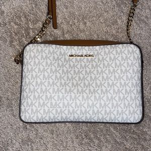 NWOT Michael Kors Jet Set Crossbody bag - great condition!!